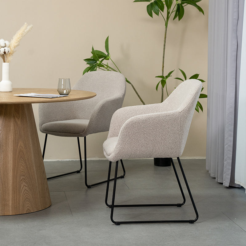 Poltrona de design Neve UDC22123 em veludo cinza claro, com estrutura metálica dourada e assento almofadado. Altura do assento: 45cm. Perfeita para salas de estar modernas ou escritórios elegantes. Pés com proteção antirriscos.