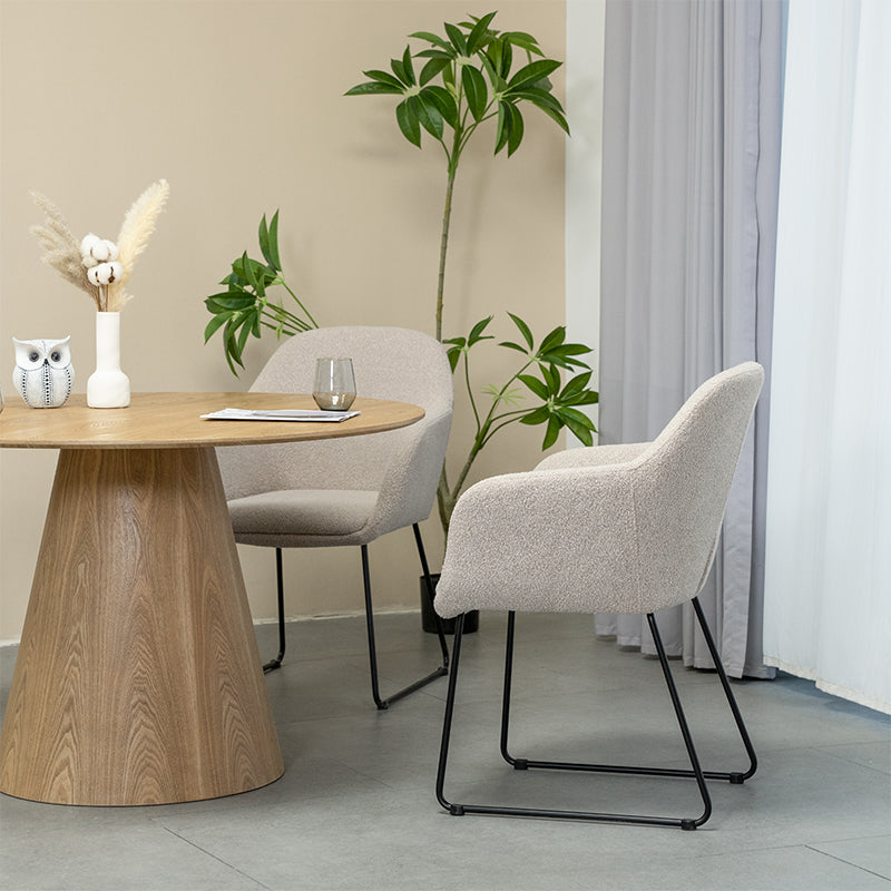 Poltrona de design Neve UDC22123 em veludo cinza claro, com estrutura metálica dourada e assento almofadado. Altura do assento: 45cm. Perfeita para salas de estar modernas ou escritórios elegantes. Pés com proteção antirriscos.