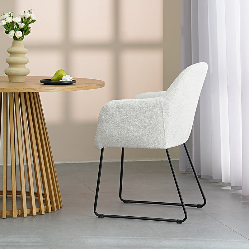 Poltrona de design Neve UDC22123 em veludo cinza claro, com estrutura metálica dourada e assento almofadado. Altura do assento: 45cm. Perfeita para salas de estar modernas ou escritórios elegantes. Pés com proteção antirriscos.
