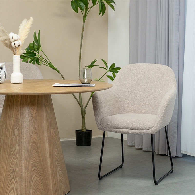 Poltrona de design Neve UDC22123 em veludo cinza claro, com estrutura metálica dourada e assento almofadado. Altura do assento: 45cm. Perfeita para salas de estar modernas ou escritórios elegantes. Pés com proteção antirriscos.