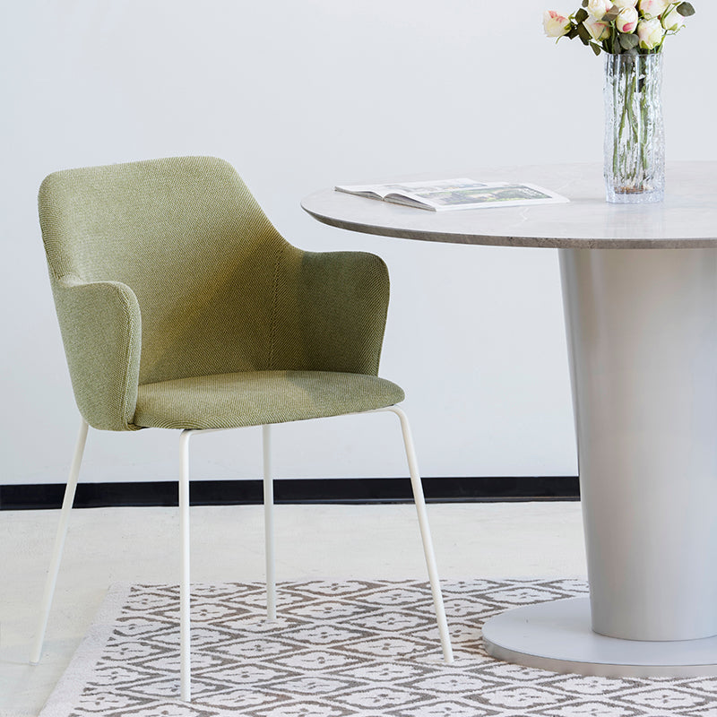 Conjunto de 2 poltronas de jantar Dahlia em tecido linho cor oliva com pés em cromo