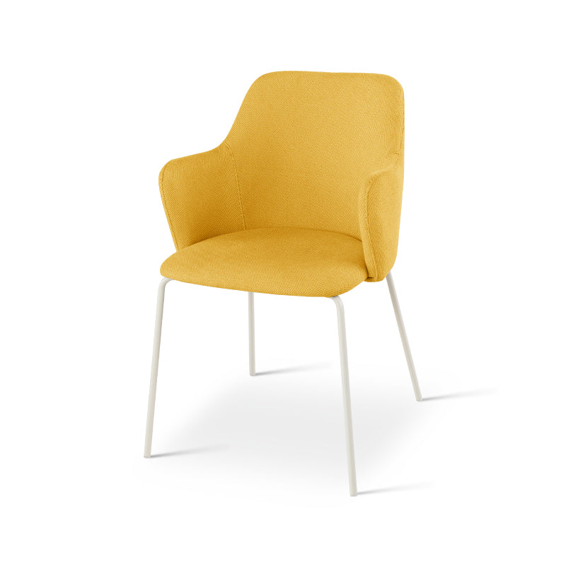 Braços largos e estofados para apoio confortável