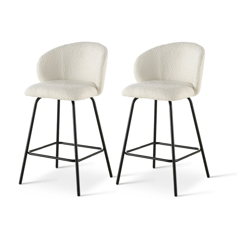 Banqueta giratória Yasin UDC23121 em tecido bouclé, altura 65 cm, perfeita para ilhas de cozinha ou bares. Encosto acolchoado e estrutura em metal resistente.