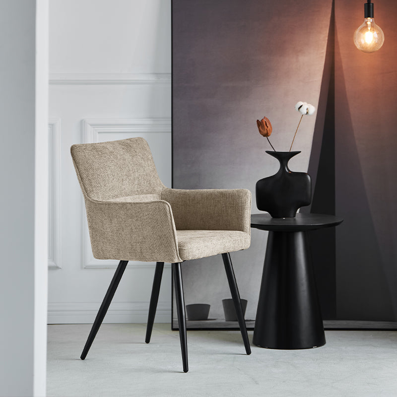 Cadeira de jantar com braços em linho bege, estrutura em madeira maciça e estilo contemporâneo para interiores elegantes