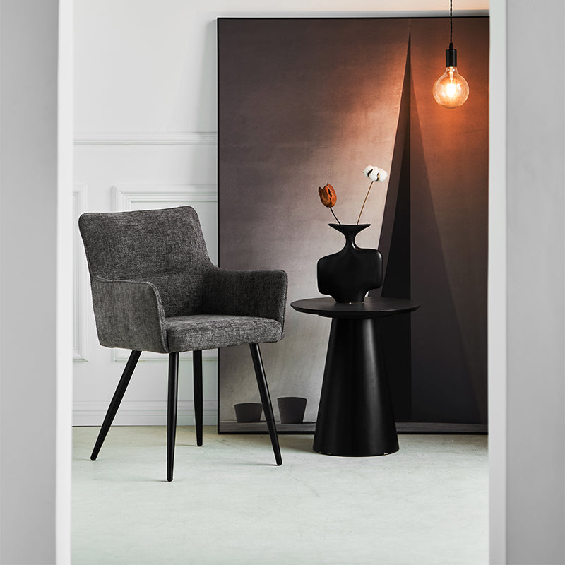 Cadeira de jantar com braços em linho bege, estrutura em madeira maciça e estilo contemporâneo para interiores elegantes