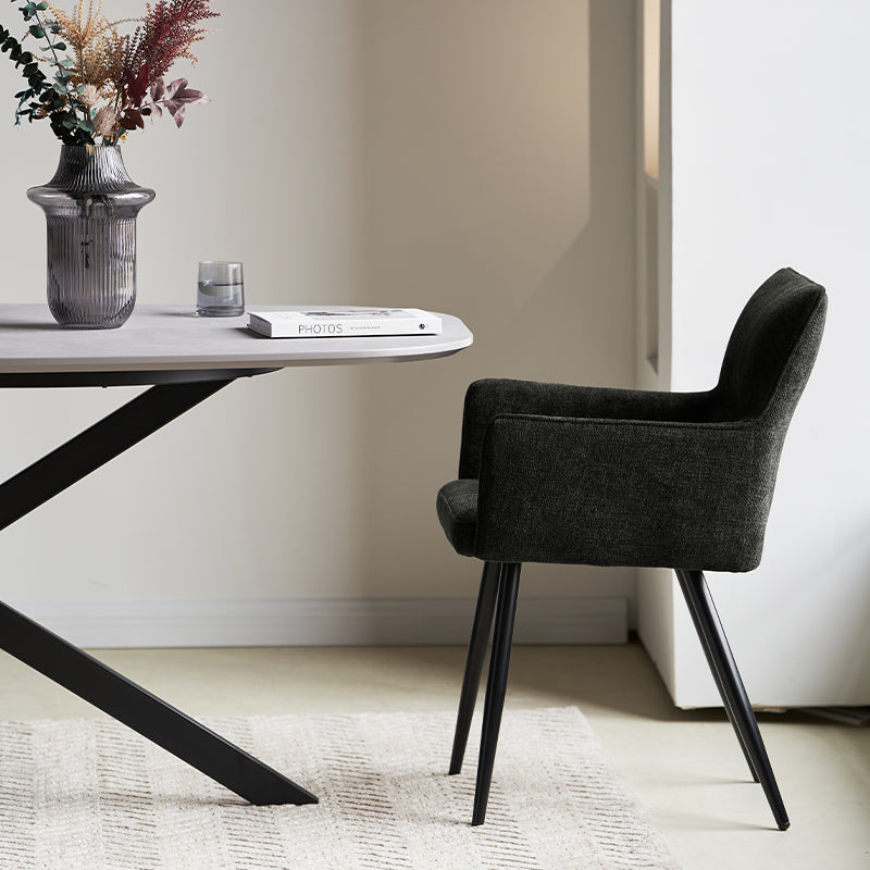 Cadeira de jantar com braços em linho bege, estrutura em madeira maciça e estilo contemporâneo para interiores elegantes