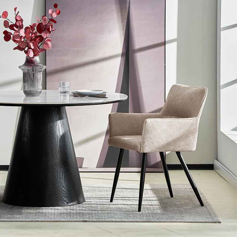 Cadeira de jantar com braços em linho bege, estrutura em madeira maciça e estilo contemporâneo para interiores elegantes