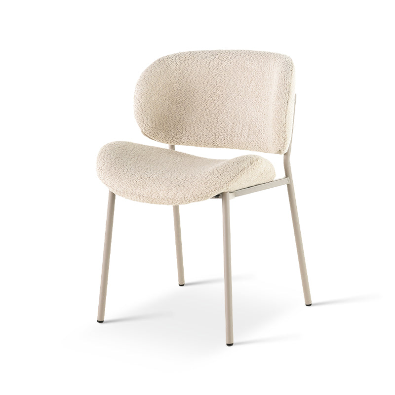 Cadeira de jantar Hadley UDC23105 em tecido bouclé bege, com encosto alto acolchoado para máximo conforto. Pernas em metal preto e design moderno para salas de jantar elegantes.