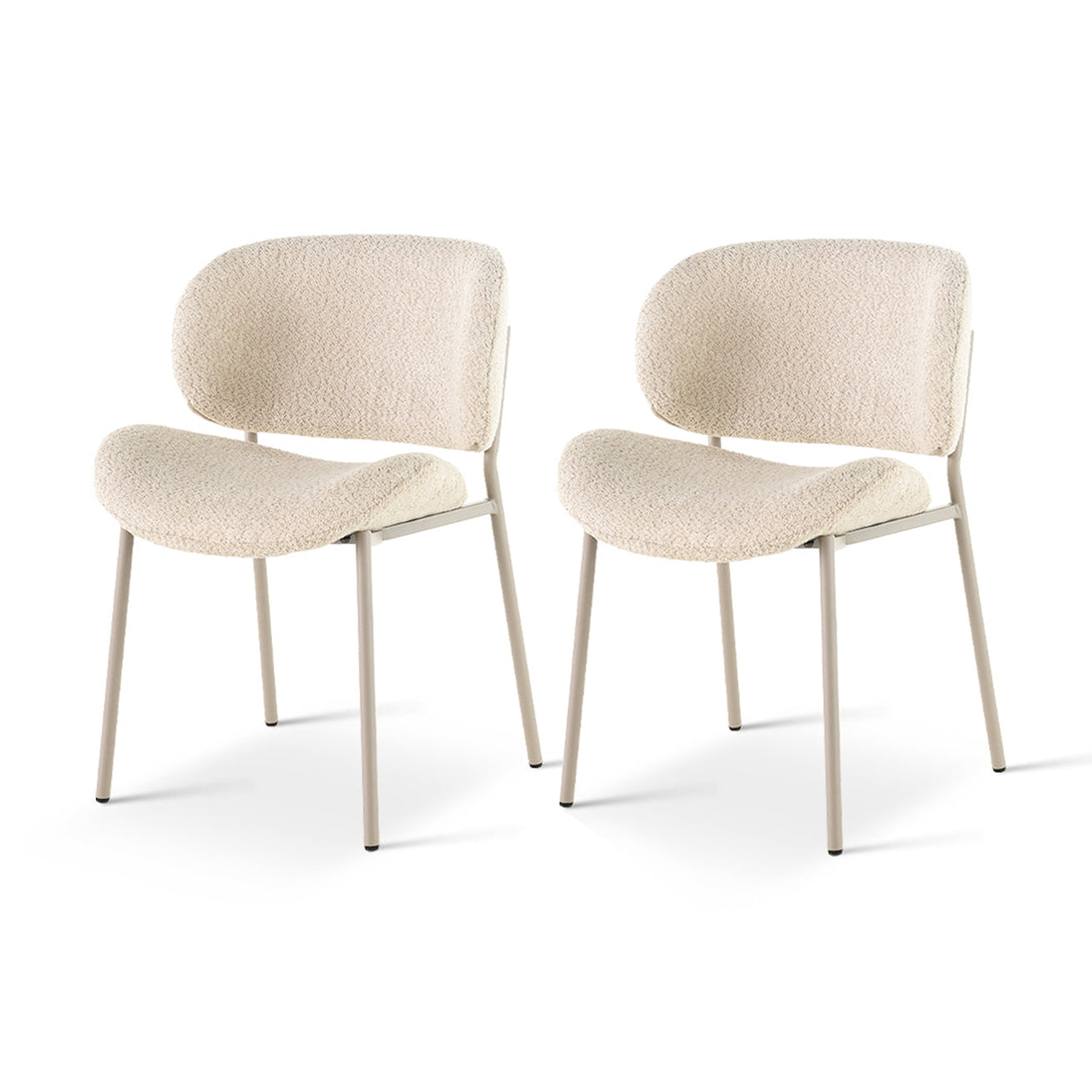 Cadeira de jantar Hadley UDC23105 em tecido bouclé bege, com encosto alto acolchoado para máximo conforto. Pernas em metal preto e design moderno para salas de jantar elegantes.