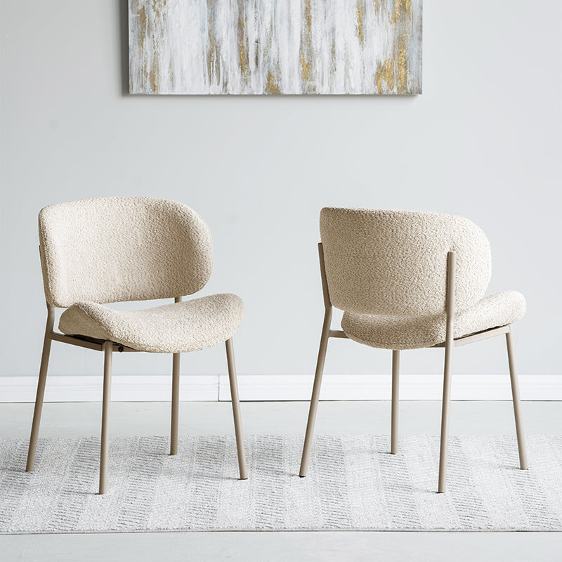Cadeira de jantar Hadley UDC23105 em tecido bouclé bege, com encosto alto acolchoado para máximo conforto. Pernas em metal preto e design moderno para salas de jantar elegantes.