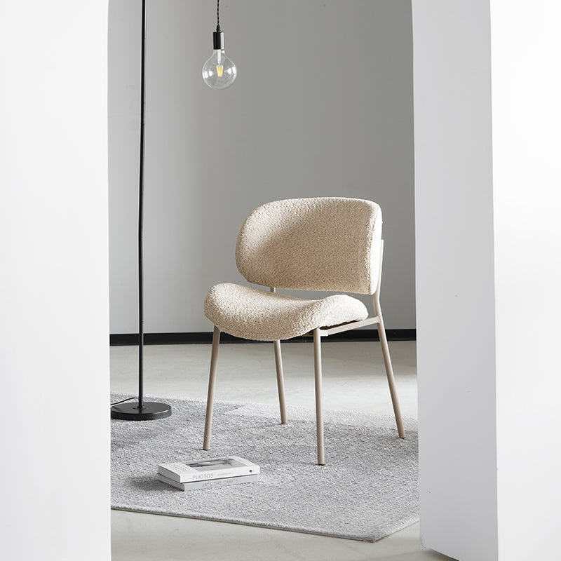 Cadeira de jantar Hadley UDC23105 em tecido bouclé bege, com encosto alto acolchoado para máximo conforto. Pernas em metal preto e design moderno para salas de jantar elegantes.