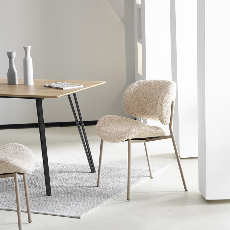 Cadeira de jantar Hadley UDC23105 em tecido bouclé bege, com encosto alto acolchoado para máximo conforto. Pernas em metal preto e design moderno para salas de jantar elegantes