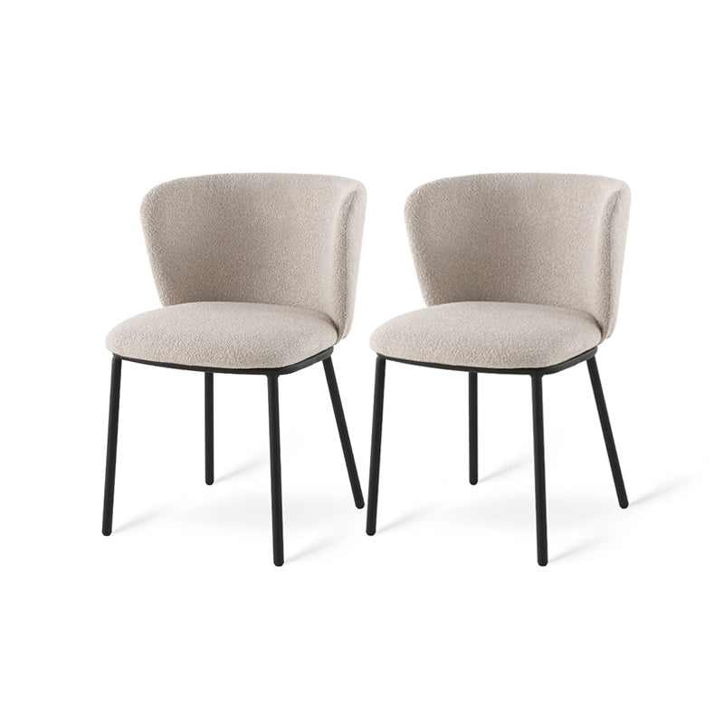 Cadeira de jantar Karin em bouclé bege com encosto alto e pés de metal preto. Perfeita para sala de jantar ou home office. OFCASA.