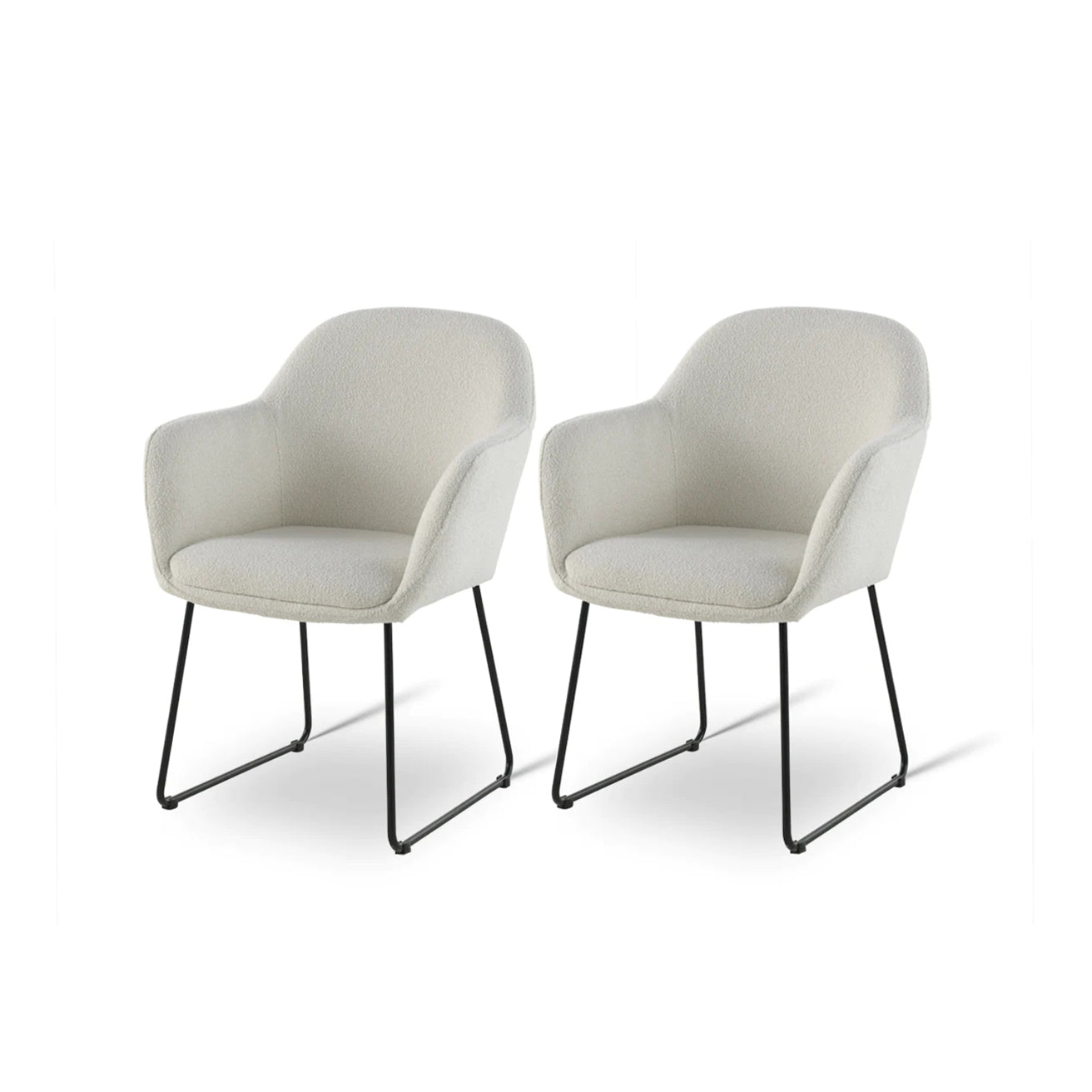 Poltrona de design Neve UDC22123 em veludo cinza claro, com estrutura metálica dourada e assento almofadado. Altura do assento: 45cm. Perfeita para salas de estar modernas ou escritórios elegantes. Pés com proteção antirriscos.